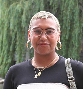 Smiling woman in front of a tree
